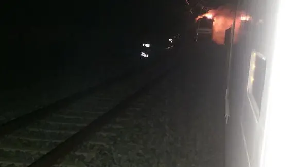 La locomotora del tren, en llamas