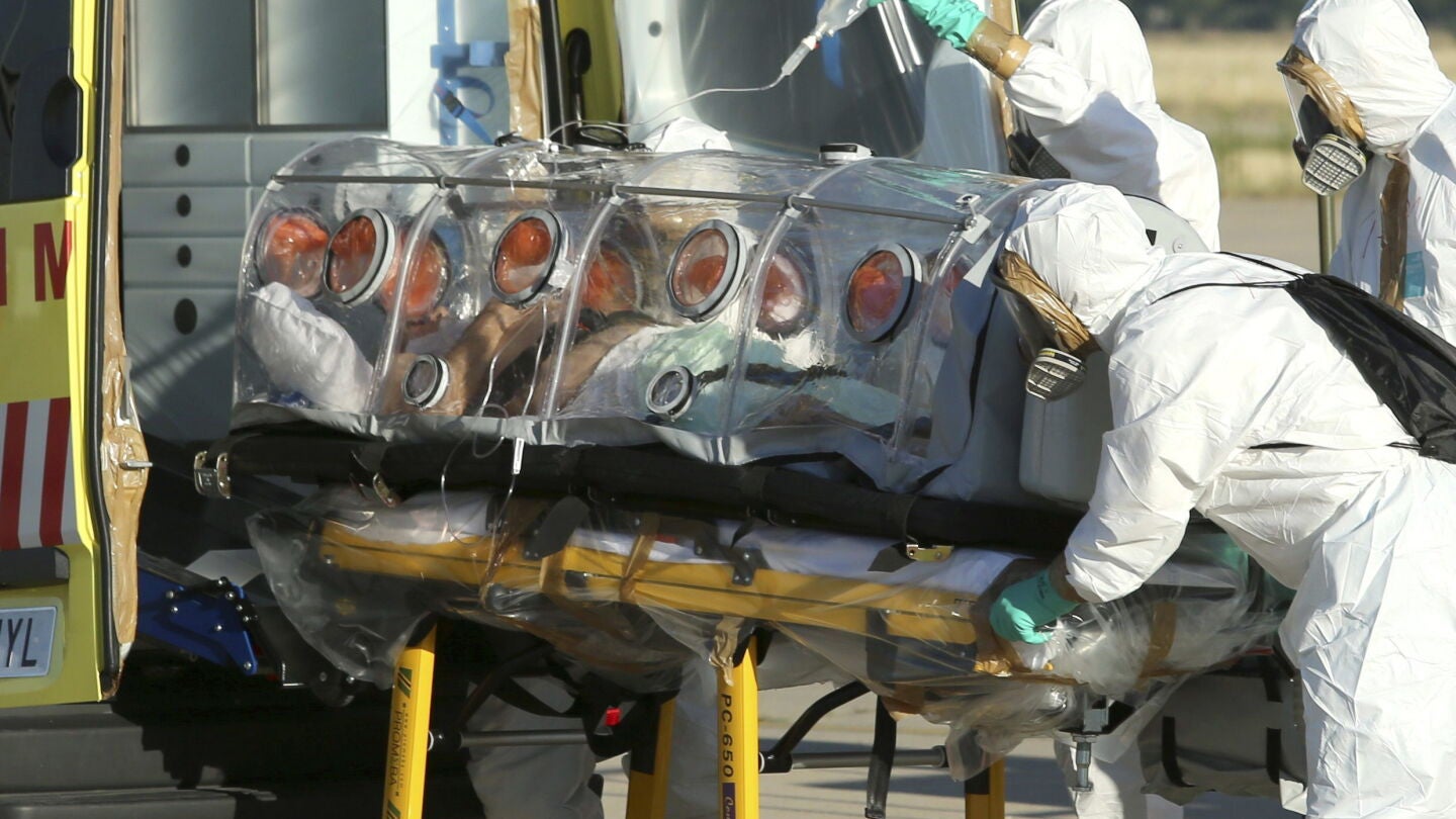 El padre Pajares en su traslado al hospital