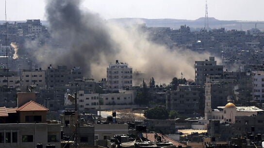 Una columna de humo se eleva tras un ataque a&eacute;reo de Israel sobre el norte de Gaza