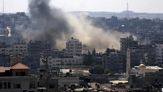 Una columna de humo se eleva tras un ataque aéreo de Israel sobre el norte de Gaza Una columna de humo se eleva tras un ataque aéreo de Israel sobre el norte de Gaza