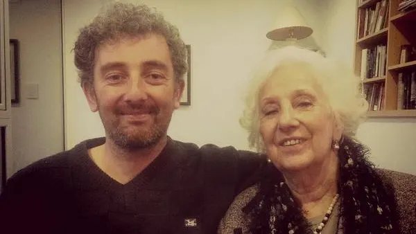 La presidenta de las Abuelas de Plaza de Mayo y su nieto