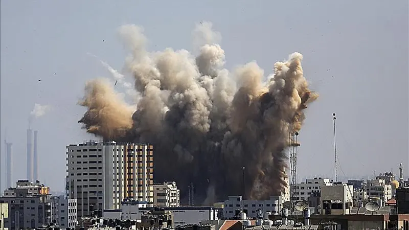 Una columna de humo se levanta por encima de los edificios en la ciudad de Gaza