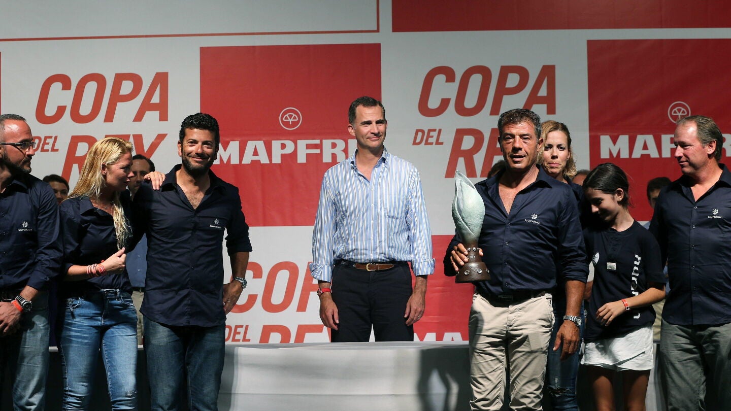Don Felipe entrega por primera vez como Rey los trofeos de la Copa de Vela
