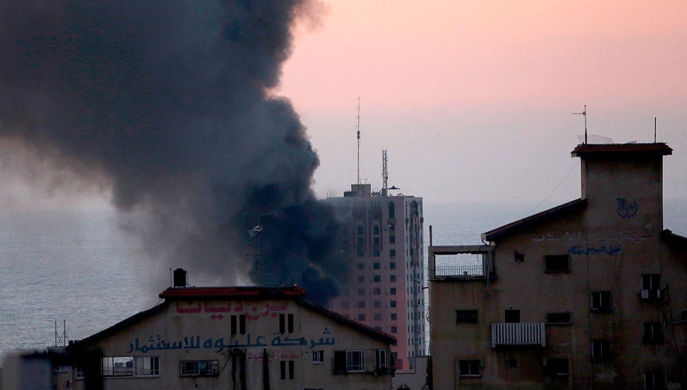 Columna de humo tras un ataque israelí al oeste de Gaza