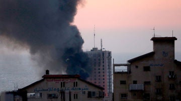 Columna de humo tras un ataque israelí al oeste de Gaza