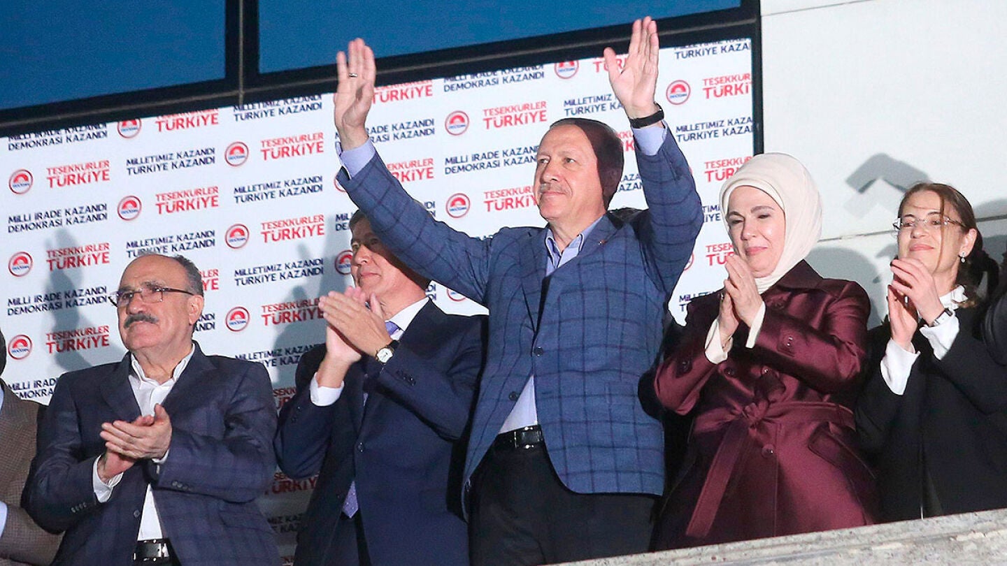 Erdogan saluda tras su victoria en las presidenciales