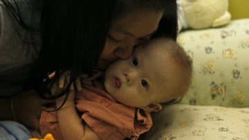 Pattharaomon Janbua besa a su hijo biológico con síndrome de Down