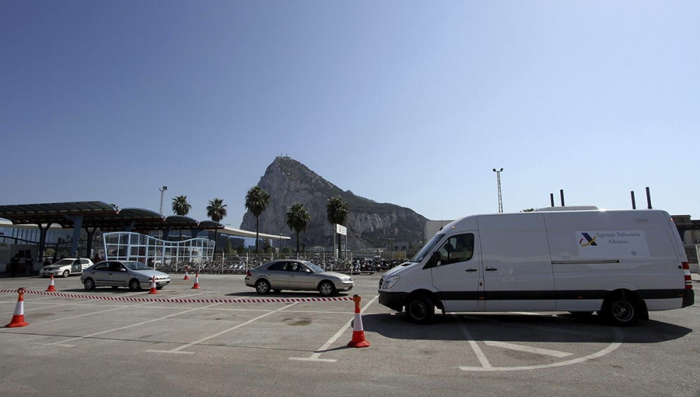 Una furgoneta de la Agencia Tributaria, frente a Gibraltar