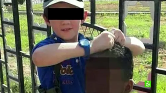 El hijo de un yihadista australiano con la cabeza decapitada de un soldado El hijo de un yihadista australiano con la cabeza decapitada de un soldado