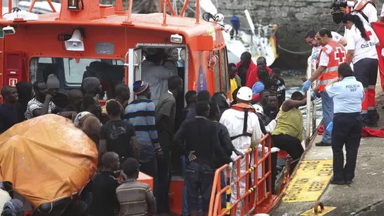 Inmigrantes llegando al puerto de Tarifa Inmigrantes llegando al puerto de Tarifa