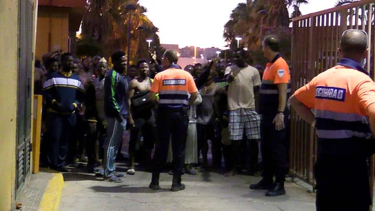 Una veintena de inmigrantes llega al CETI tras saltar la valla de Melilla Una veintena de inmigrantes llega al CETI tras saltar la valla de Melilla