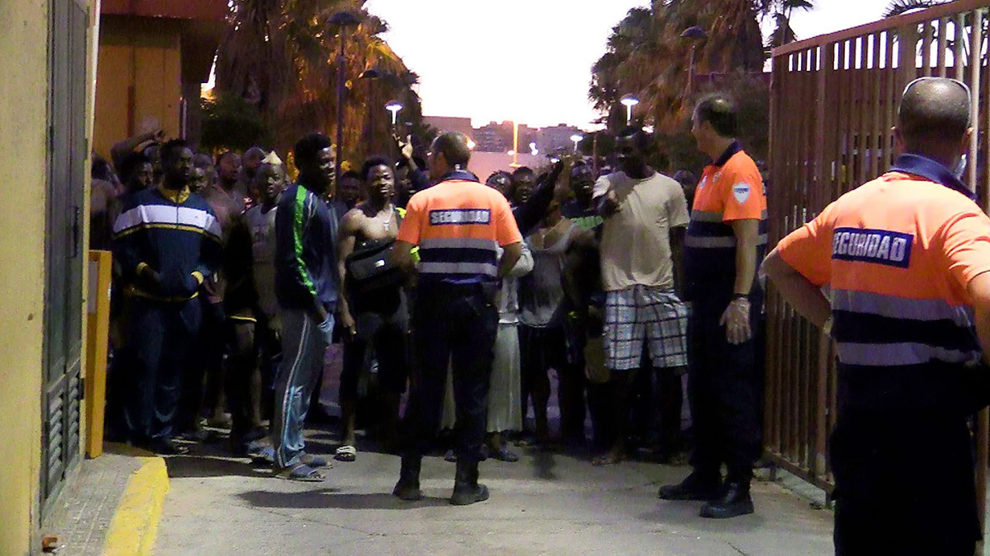 Una veintena de inmigrantes llega al CETI tras saltar la valla de Melilla Una veintena de inmigrantes llega al CETI tras saltar la valla de Melilla