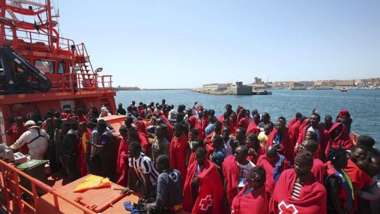 Cientos de inmigrantes a su llegada al puerto de Tarifa (C&aacute;diz)