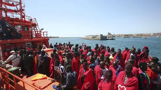 Cientos de inmigrantes a su llegada al puerto de Tarifa (Cádiz) Cientos de inmigrantes a su llegada al puerto de Tarifa (Cádiz)