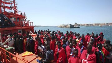 Cientos de inmigrantes a su llegada al puerto de Tarifa (Cádiz)