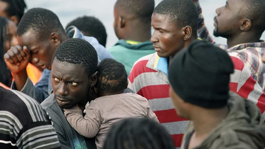 Momento de la llegada al puerto de Tarifa de los 232 inmigrantes, entre ellos ocho menores Momento de la llegada al puerto de Tarifa de los 232 inmigrantes, entre ellos ocho menores