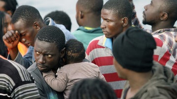 Momento de la llegada al puerto de Tarifa de los 232 inmigrantes, entre ellos ocho menores