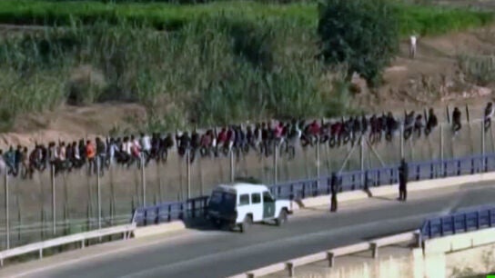 Unos 700 inmigrantes subsaharianos intentan entrar en Melilla y al menos 30 lo consiguen