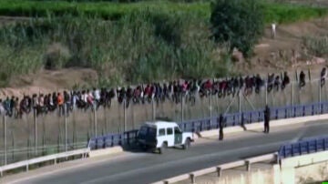 Unos 700 inmigrantes subsaharianos intentan entrar en Melilla y al menos 30 lo consiguen