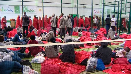Los inmigrantes colpsan las instalaciones deportivas habilitadas para acogerles. Los inmigrantes colpsan las instalaciones deportivas habilitadas para acogerles.
