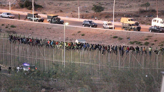 Nuevo intento de salto masivo a la valla de Melilla Nuevo intento de salto masivo a la valla de Melilla