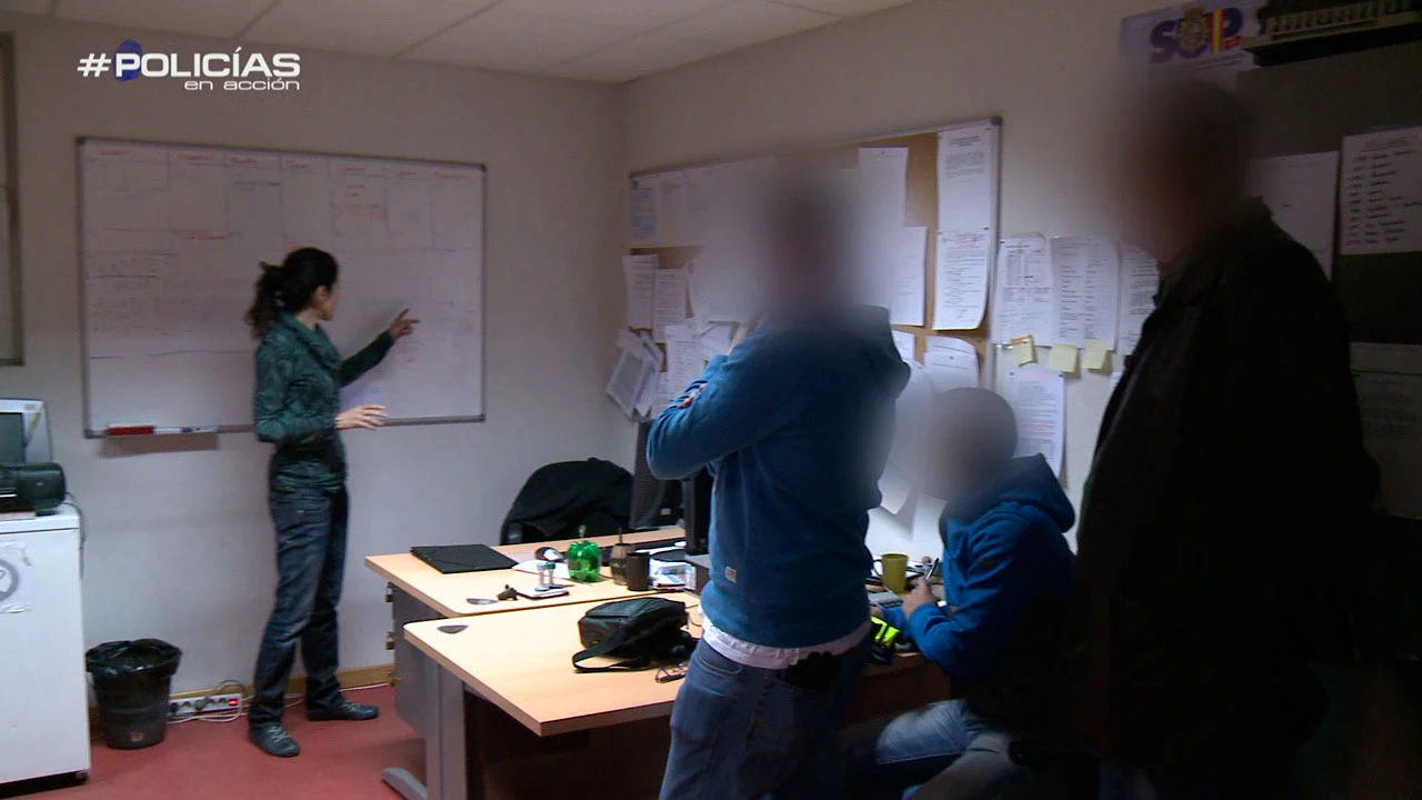 Agentes de policía preparan una inspección en el polígono de Urtinsa Agentes de policía preparan una inspección en el polígono de Urtinsa