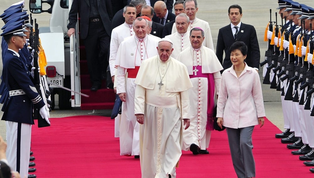 El papa Francisco acompañado de la presidenta de Corea del Sur, Park Geun-Hye