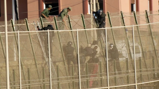 La policía marroquí hostiga a los seis inmigrantes que se encontraban encaramados a la valla de Melilla La policía marroquí hostiga a los seis inmigrantes que se encontraban encaramados a la valla de Melilla