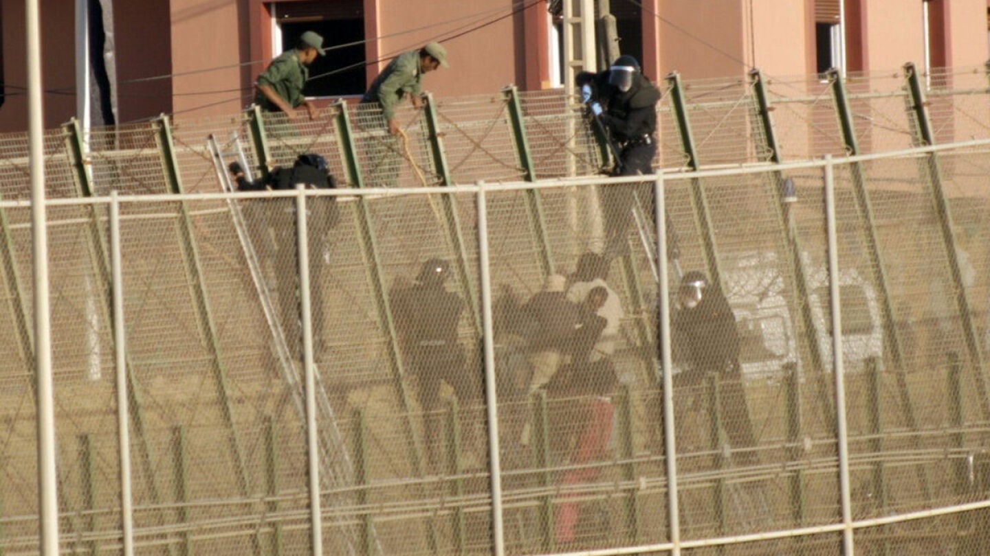 La polic&iacute;a marroqu&iacute; hostiga a los seis inmigrantes que se encontraban encaramados a la valla de Melilla