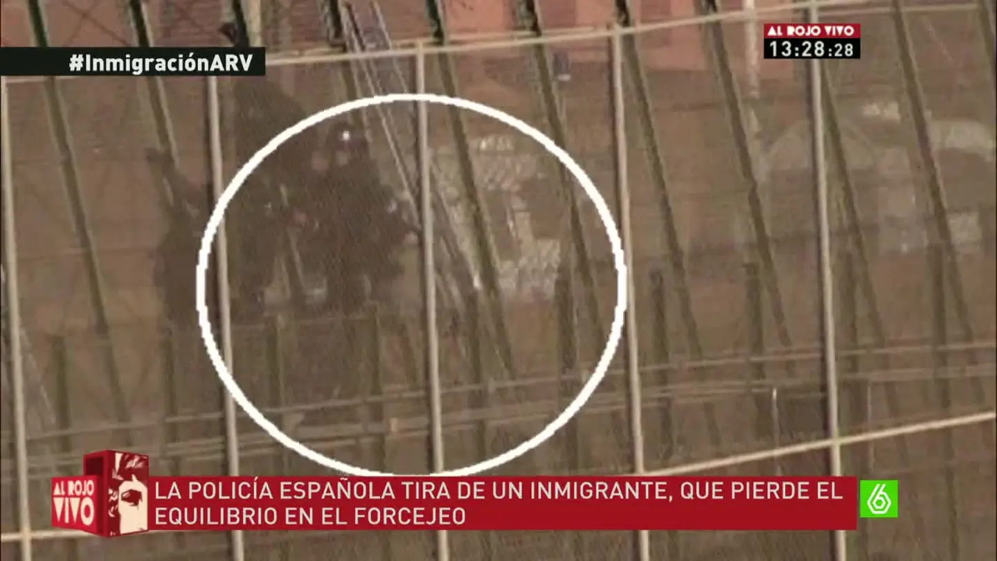Así son los forcejeos de los agentes con los inmigrantes en la valla de Melilla Así son los forcejeos de los agentes con los inmigrantes en la valla de Melilla