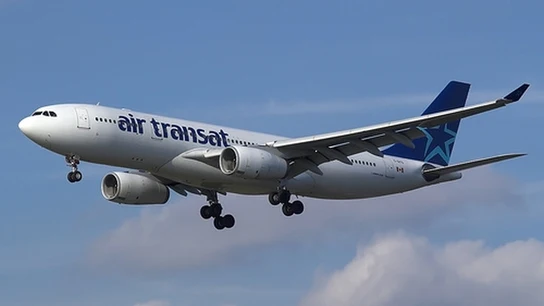 Un avión de la compañía Air Transat. Un avión de la compañía Air Transat.