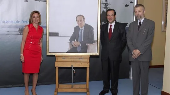El socialista José Bono posa junto a su retrato El socialista José Bono posa junto a su retrato