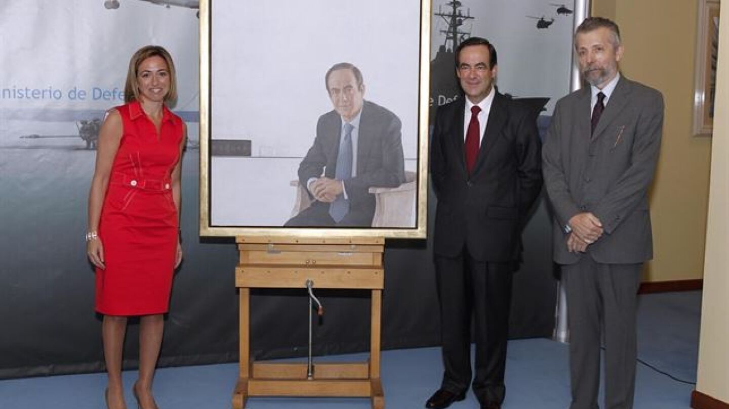 El socialista Jos&eacute; Bono posa junto a su retrato