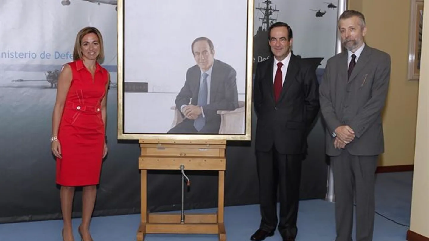 El socialista José Bono posa junto a su retrato El socialista José Bono posa junto a su retrato