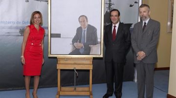 El socialista José Bono posa junto a su retrato