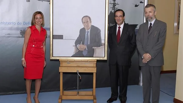 El socialista José Bono posa junto a su retrato