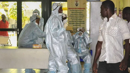Médicos protegidos contra el ébola en Nigeria Médicos protegidos contra el ébola en Nigeria