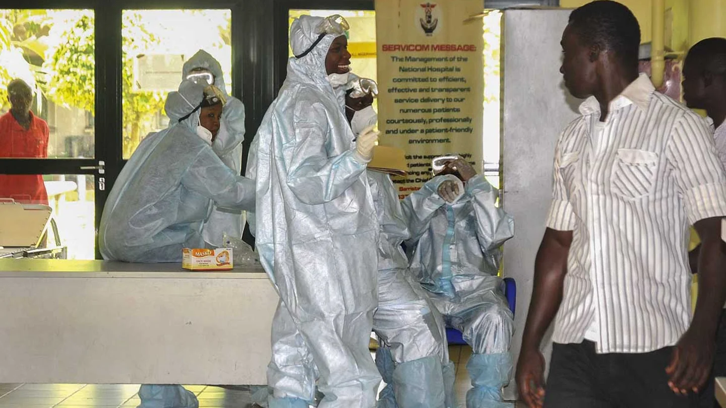 Médicos protegidos contra el ébola en Nigeria Médicos protegidos contra el ébola en Nigeria