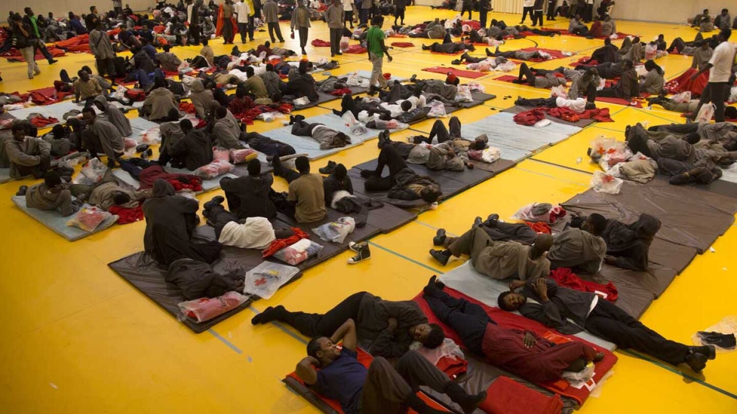 Inmigrantes en el polideportivo de Tarifa