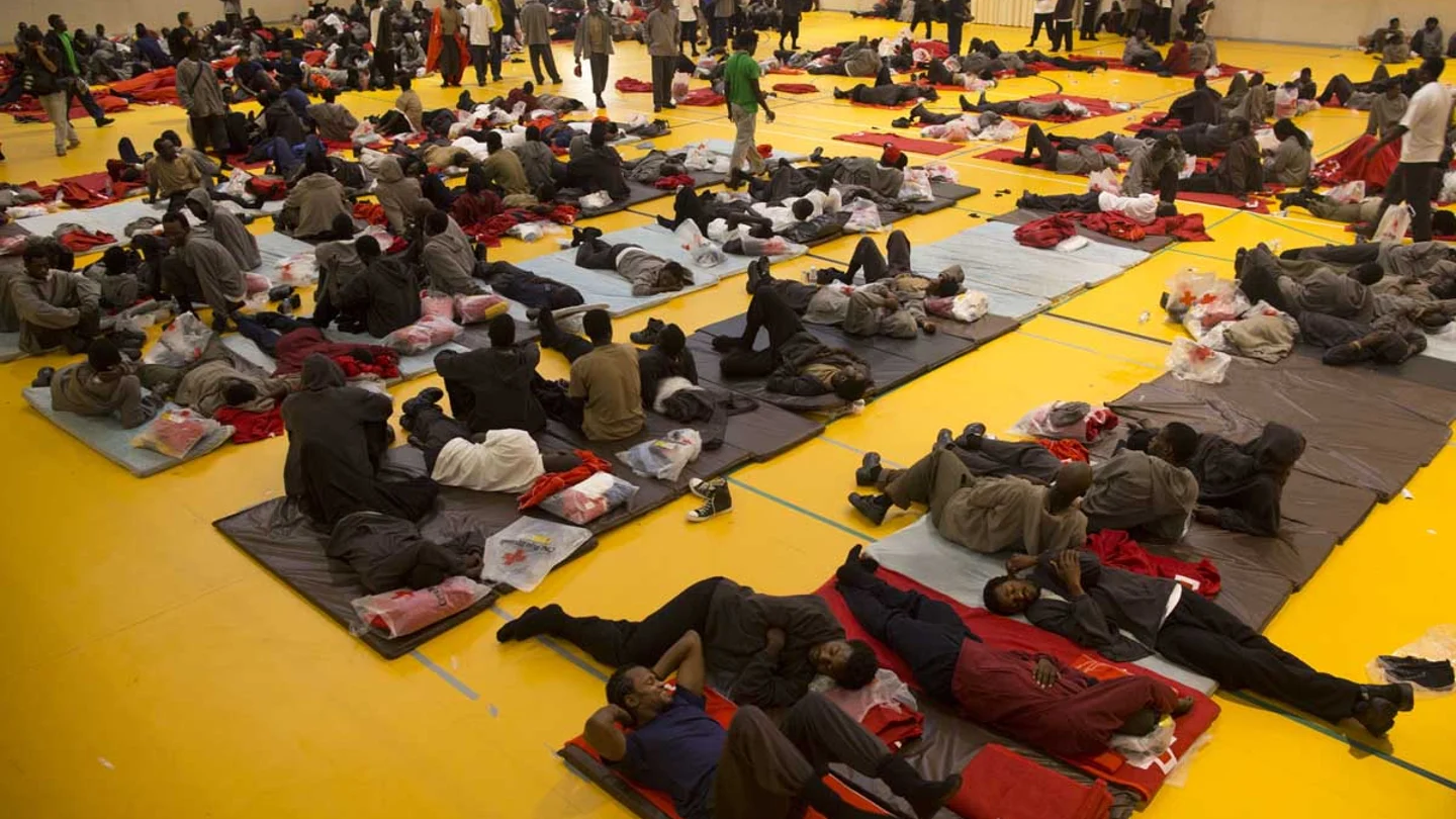 Inmigrantes en el polideportivo de Tarifa Inmigrantes en el polideportivo de Tarifa