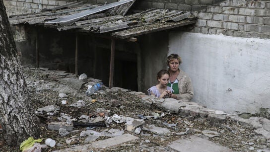 Una madre y su hija, en unas escaleras de Ilovaysk