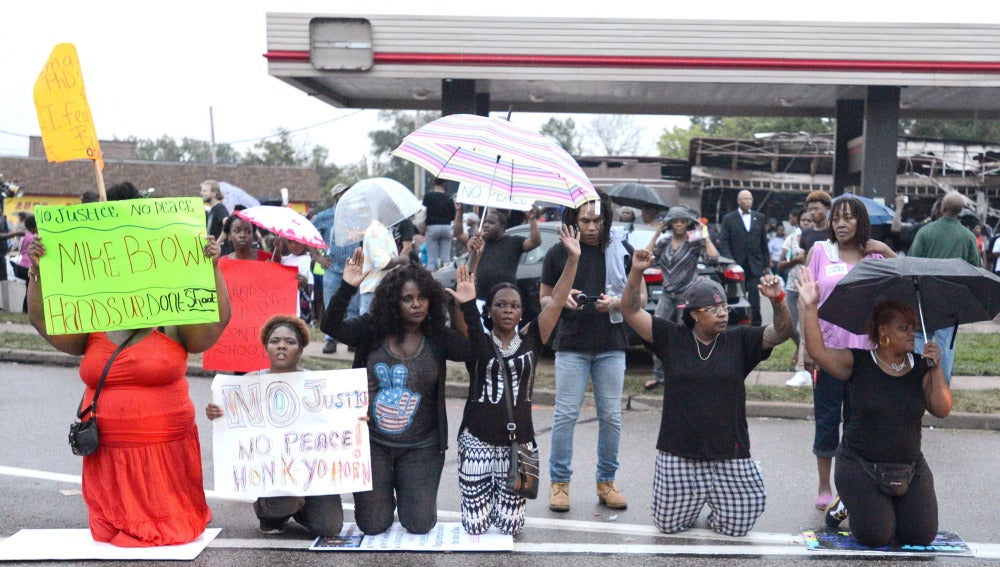 Manifestantes se reúnen para protestar por la muerte de Michael Brown en Ferguson, Missouri