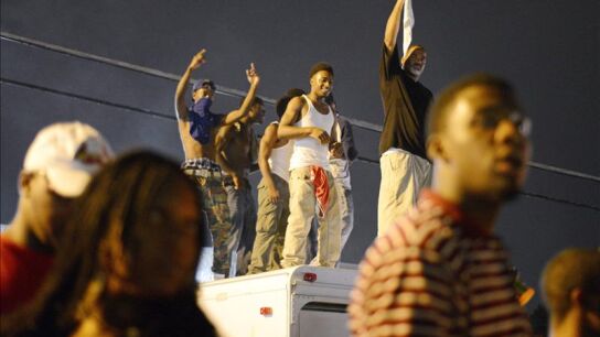 Los disturbios vuelven a Ferguson con indignaci&oacute;n por versi&oacute;n policial