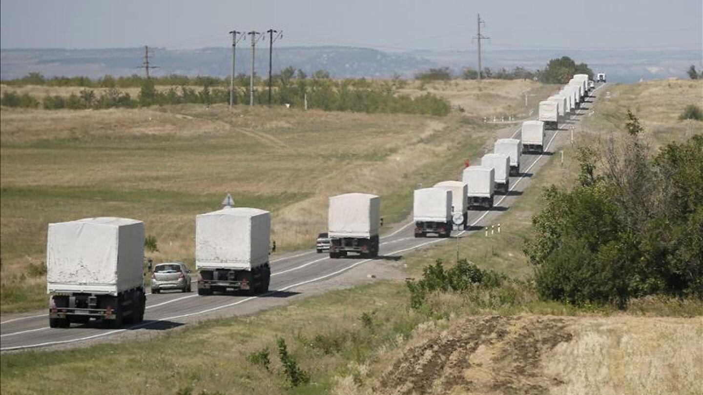 Primeros camiones con carga humanitaria rusa llegan a la frontera con Ucrania