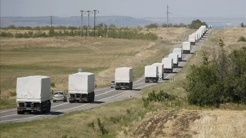 Primeros camiones con carga humanitaria rusa llegan a la frontera con Ucrania