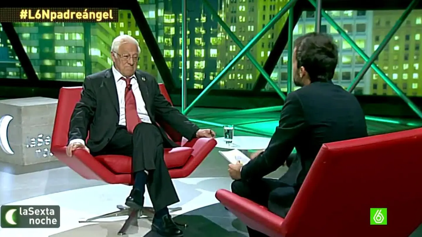 El padre Ángel habla con Javier Gómez El padre Ángel habla con Javier Gómez