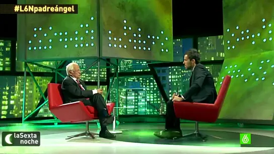 El padre Ángel charla con Javier Gómez El padre Ángel charla con Javier Gómez
