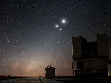 Conjunción de Venus, Júpiter y la Luna vista desde Paranal (Chile) en 2009 Conjunción de Venus, Júpiter y la Luna vista desde Paranal (Chile) en 2009