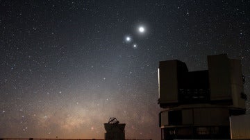 Conjunción de Venus, Júpiter y la Luna vista desde Paranal (Chile) en 2009