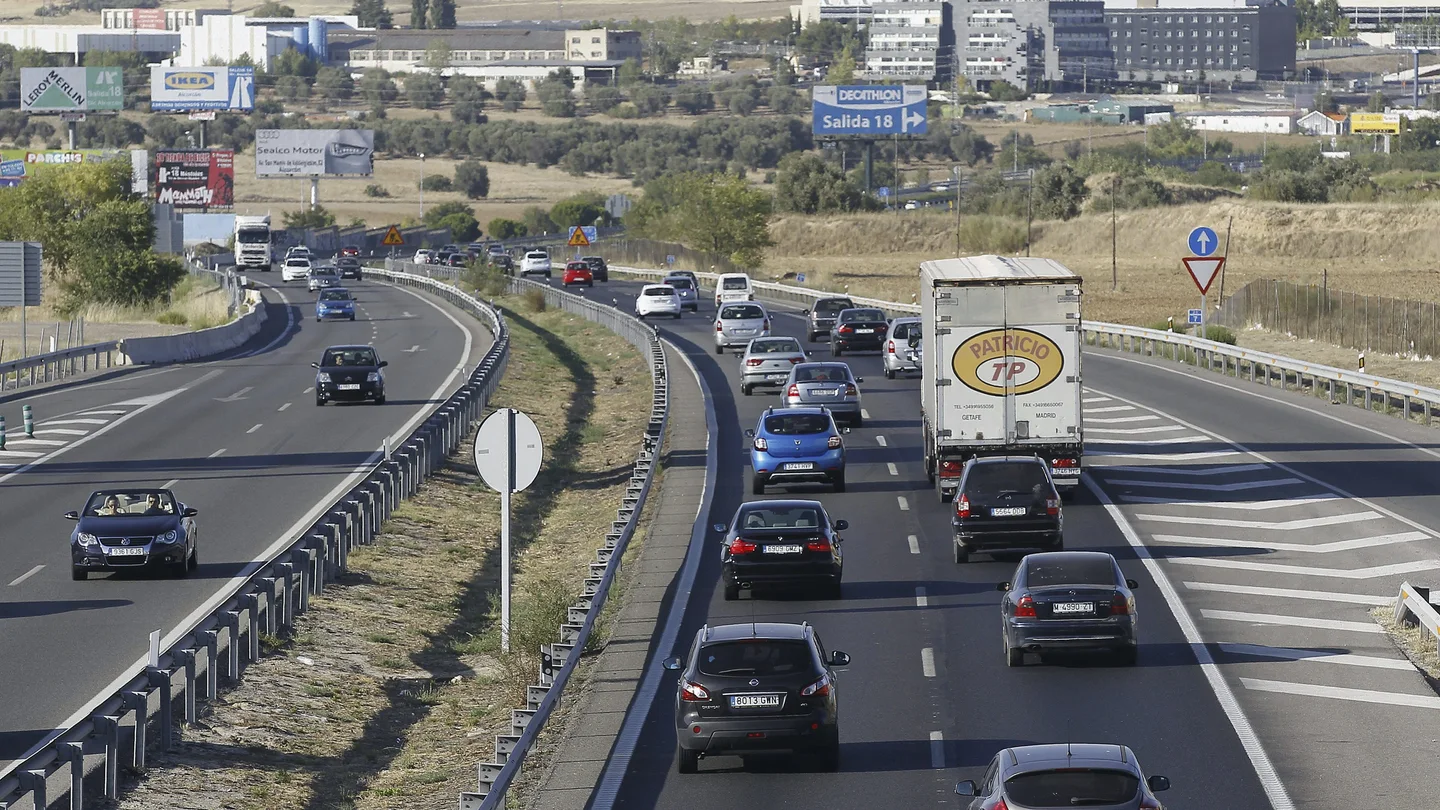 Imagen de varios vehículos circulando por la carretera Imagen de varios vehículos circulando por la carretera